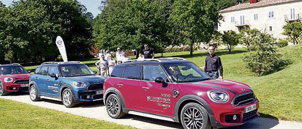 Los invitados, preparados para la prueba en los Mini Countryman.