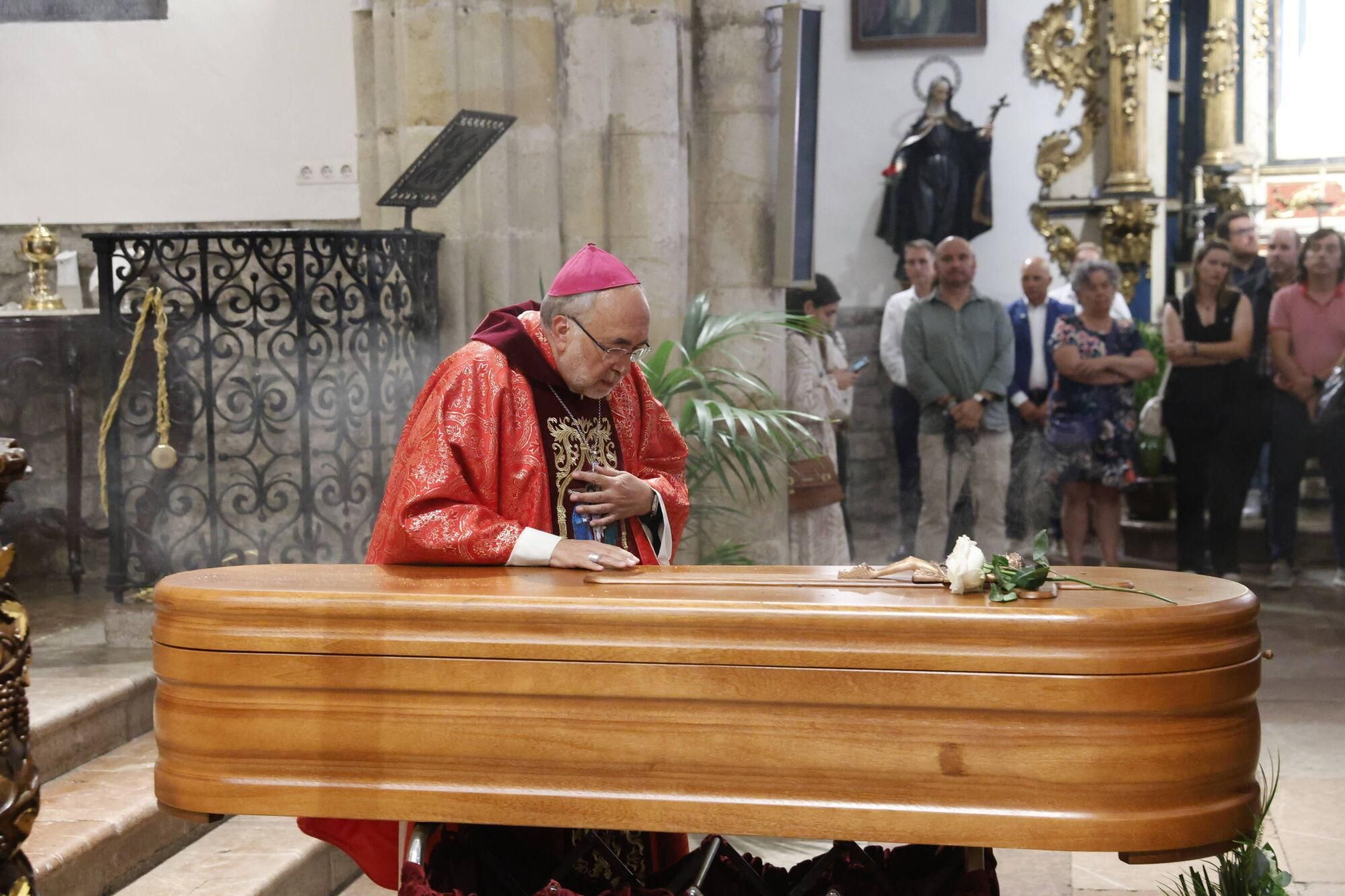 Las imágenes del funeral de Antonio Trevín en la basílica de Llanes.