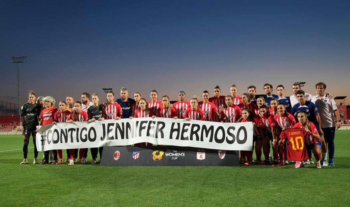 Las jugadoras del Atlético posan con una pancarta de apoyo a Jenni Hermoso antes de la Women's Cup.