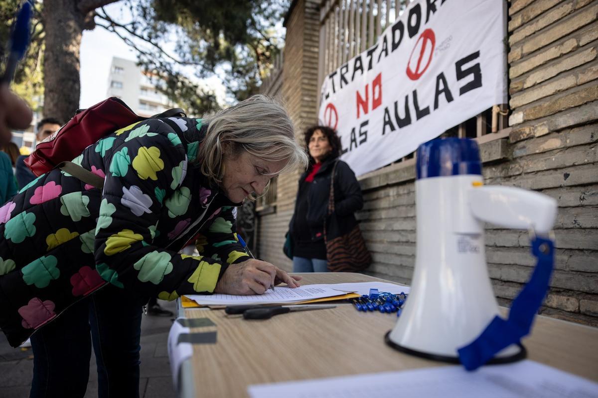 En imágenes | Nueva protesta en el IES Goya contra el profesor condenado por maltrato En imágenes | Nueva protesta en el IES Goya contra el profesor condenado por maltrato