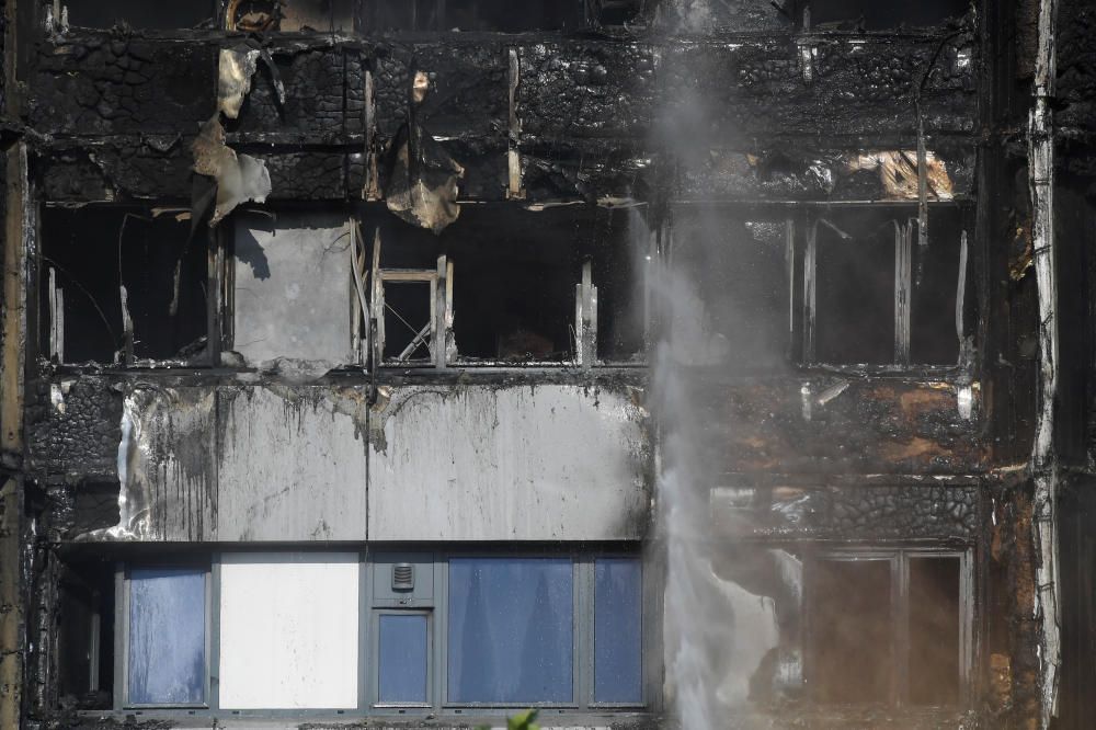 Incendi en un bloc de pisos de 27 plantes a Londres