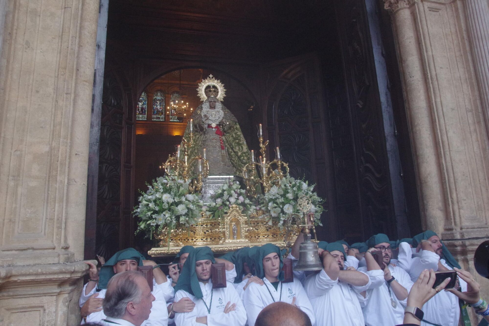 Procesión triunfal de regreso de la Virgen de la Esperanza a su basílica tras su peregrinación a Roma