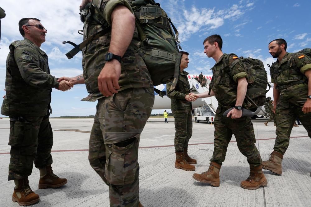 Llegada al aeropuerto de Asturias de los militares procedentes de Polonia