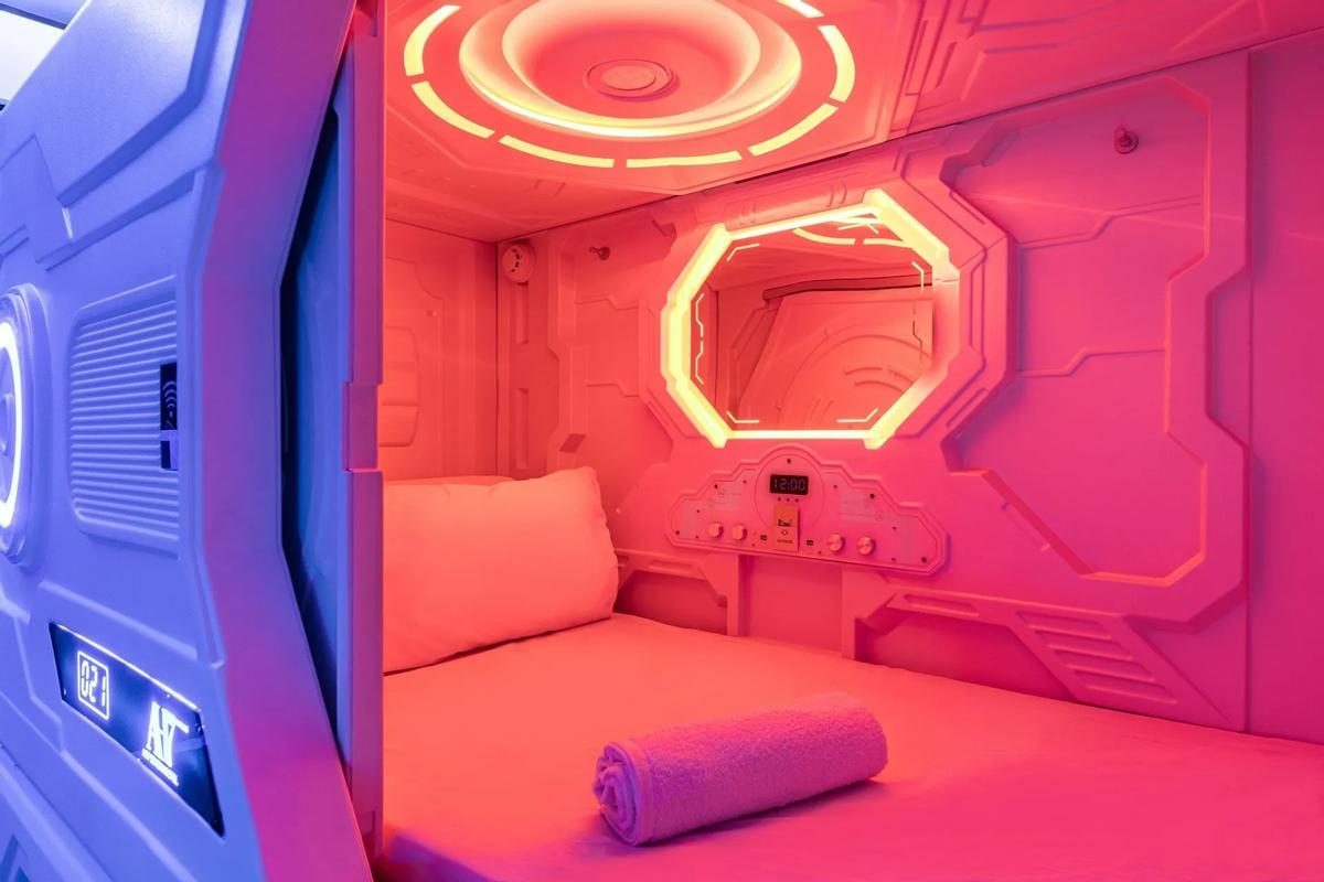 Interior de una cápsula del Hostal Art Seven de Madrid, que está decorado con detalles de películas de ciencia ficción.