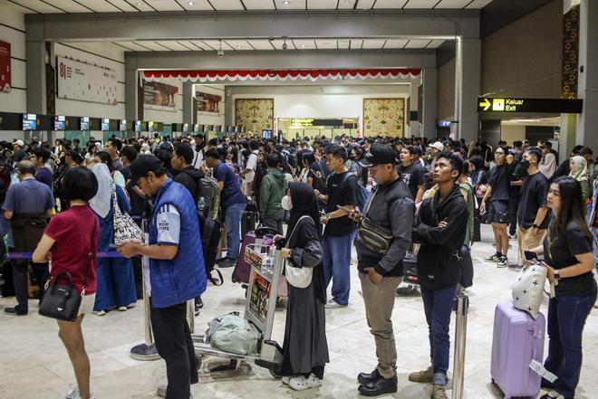 La erupción del Anak Krakatoa paraliza el aeropuerto de Yakarta
