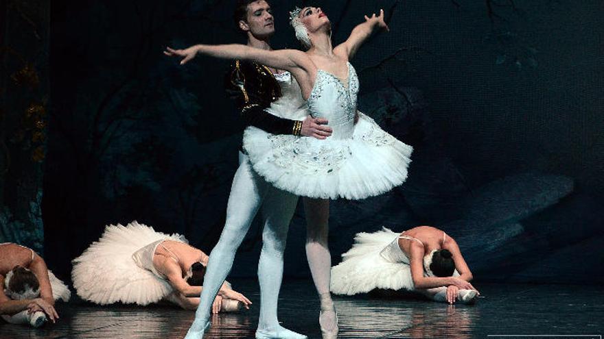 Los bailarines del Ballet de Moscú durante &#039;El lago de los cisnes&#039;