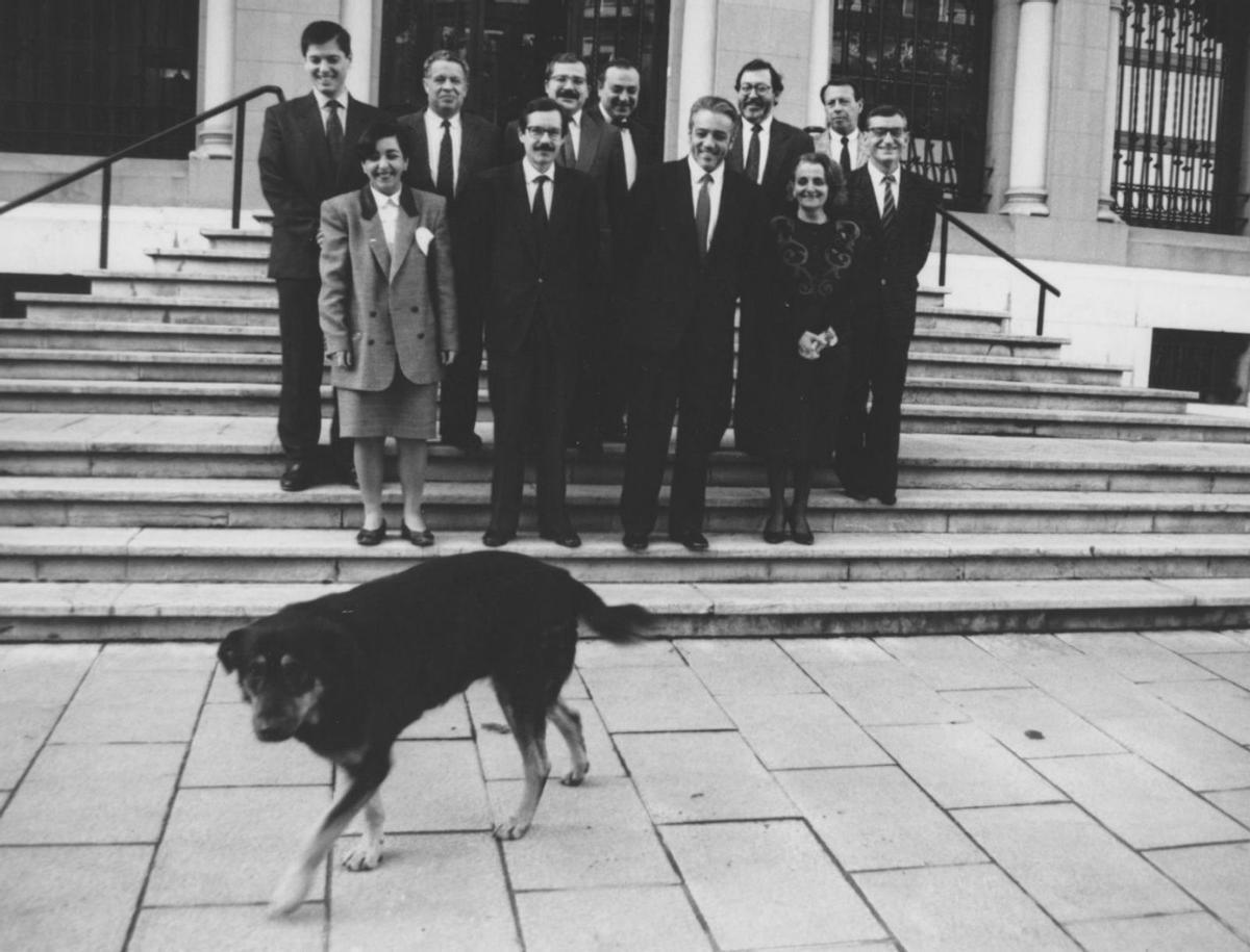 el SEGUNDO GOBIERNO de pedro de silva. Detrás, por la izquierda, Felipe Fernández, Emilio Ballesteros, Vicente Sánchez, Juan Luis Rodríguez-Vigil, Jorge Fernández Bustillo y Jesús Cadavieco. En primera fila, Pilar Alonso, Bernando Fernández, Pedro de Silva, Paz Fernández Felgueroso y Juan Ramón Zapico. Delante, el popular perro «Rufo».