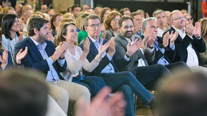 Feijóo promete menos impuestos, blindar la sanidad y más conciliación &quot;especialmente para las mujeres&quot;