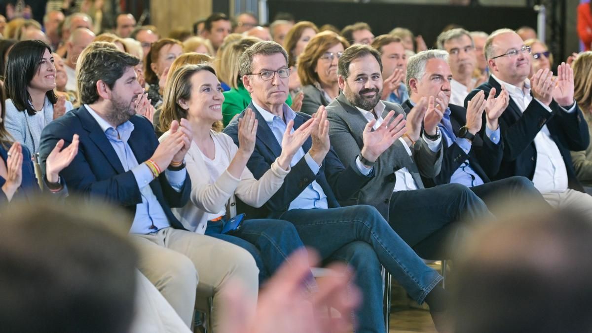 El líder del PP, Alberto Núñez Feijóo, este domingo en un mitin en Guaalajara, entre Paco Núñez, candidato a Castilla-La Mancha, y la secretaria general del partido, Cuca Gamarra. /