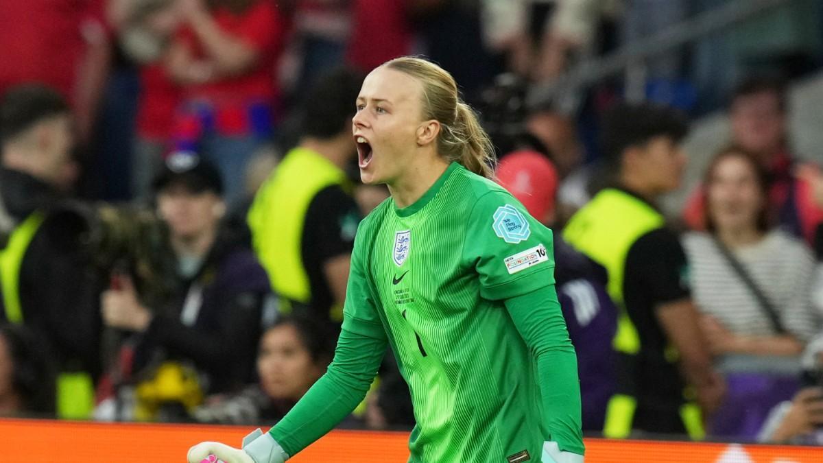 Hannah Hampton paró dos penaltis en la tanda ante España