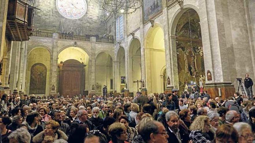 El público llenó hasta los topes el emblemático templo para ver un espectáculo con juegos de luces y vistosos cuadros artísticos.