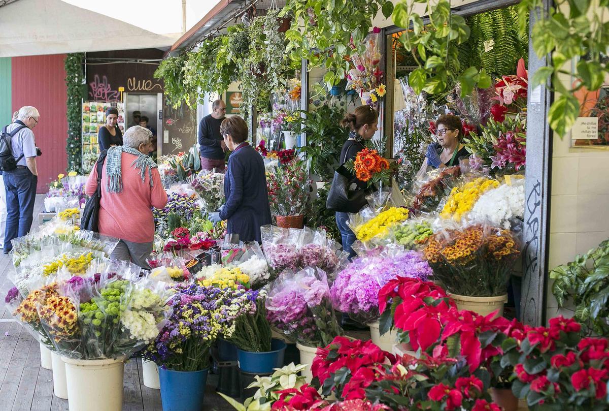 Uno de los puestos de flores del mercado lagunero.