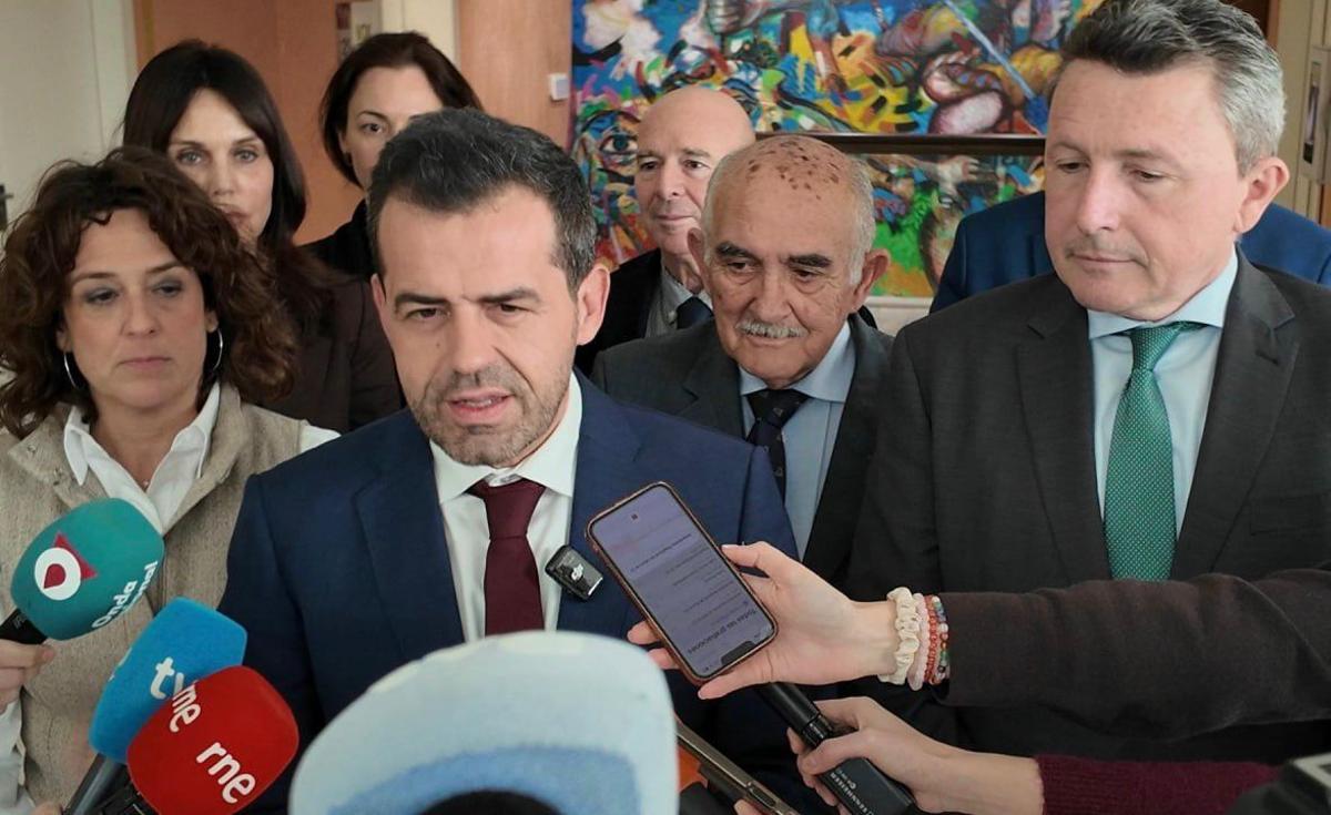 Alpañez, durante su comparecencia junto al resto de diputados autonómicos del Grupo Parlamentario Vox.