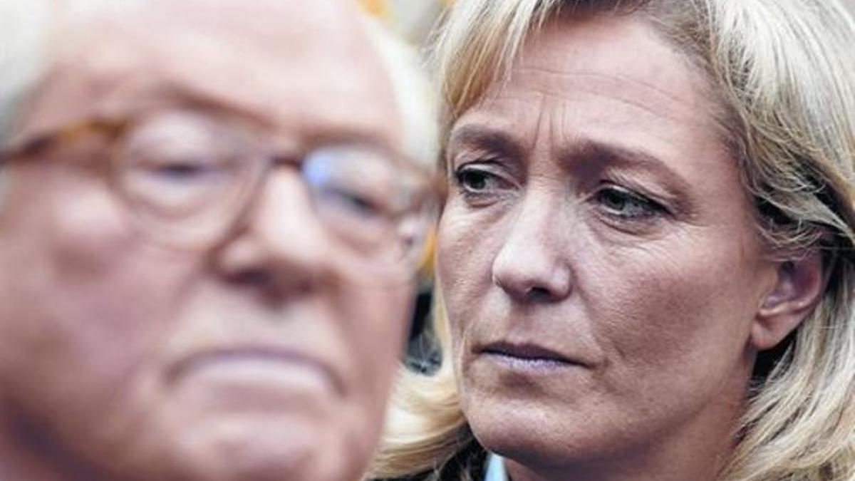 Marine Le Pen escucha a su padre mientras este pronuncia un discurso, en el 2007.