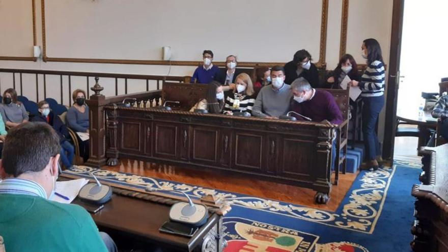 La alcaldesa, María Ramallo, con alguno de los asistentes al Consello Escolar.