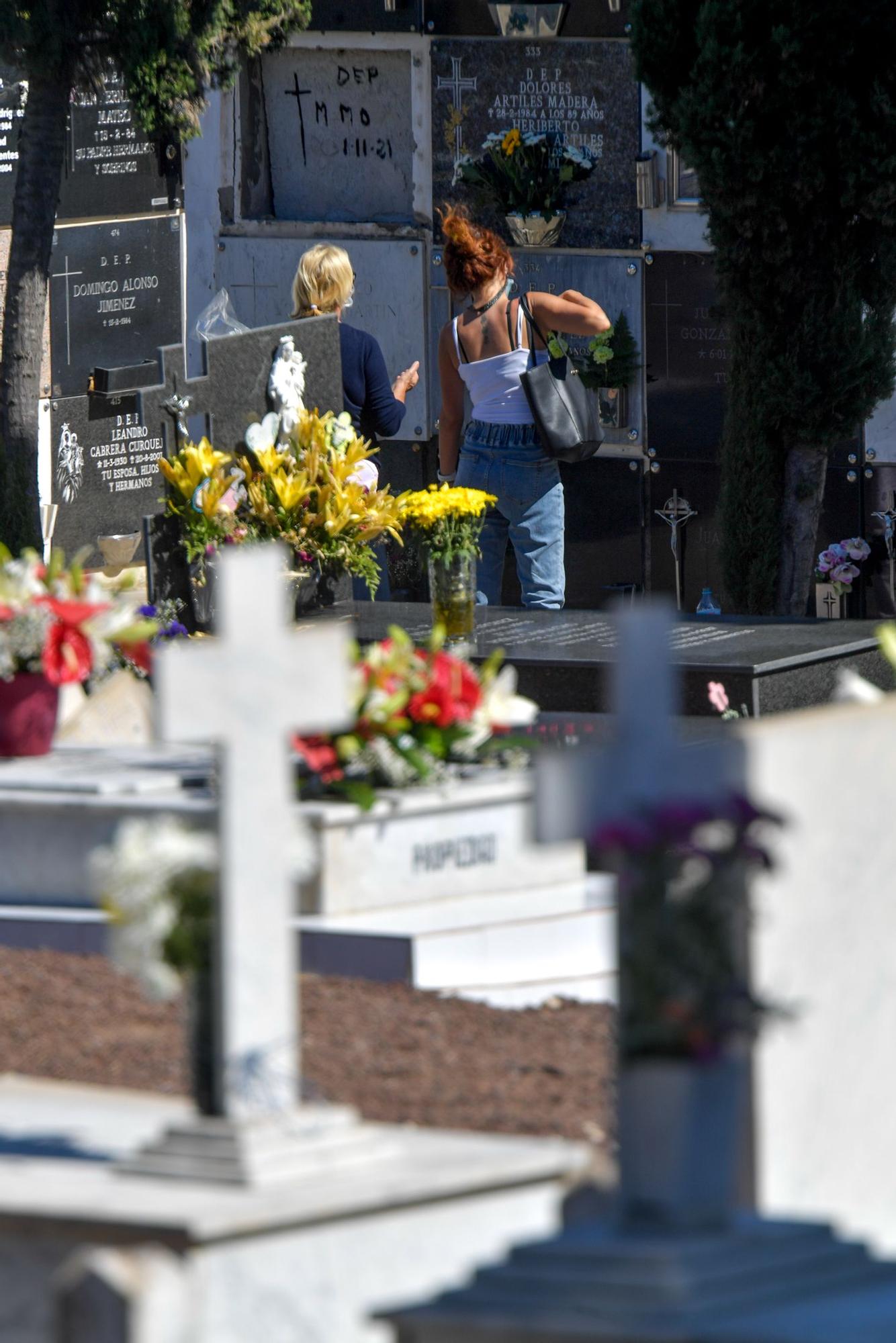 Día de Todos los Santos en el cementerio de San Lázaro (01/11/2021)