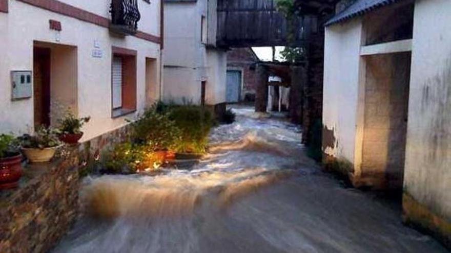 Una calle de Ribadeo, ayer, tras las intensas lluvias. / EFE