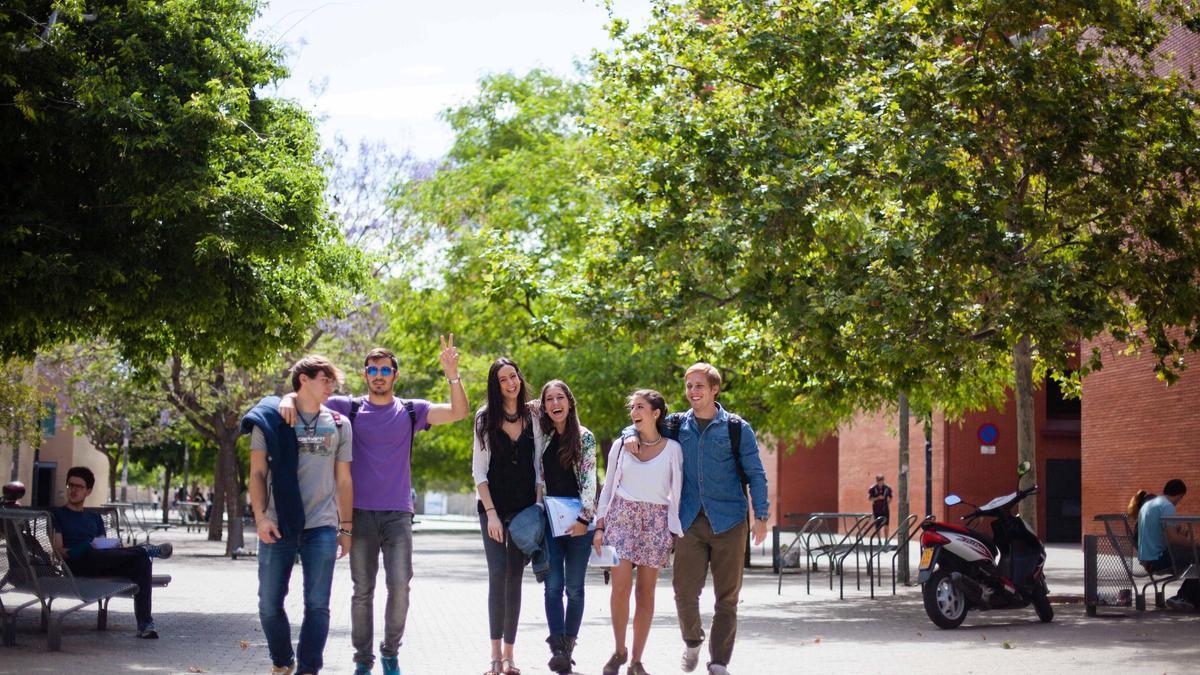 Grupo de estudiantes paseando por el campus de Tarongers.