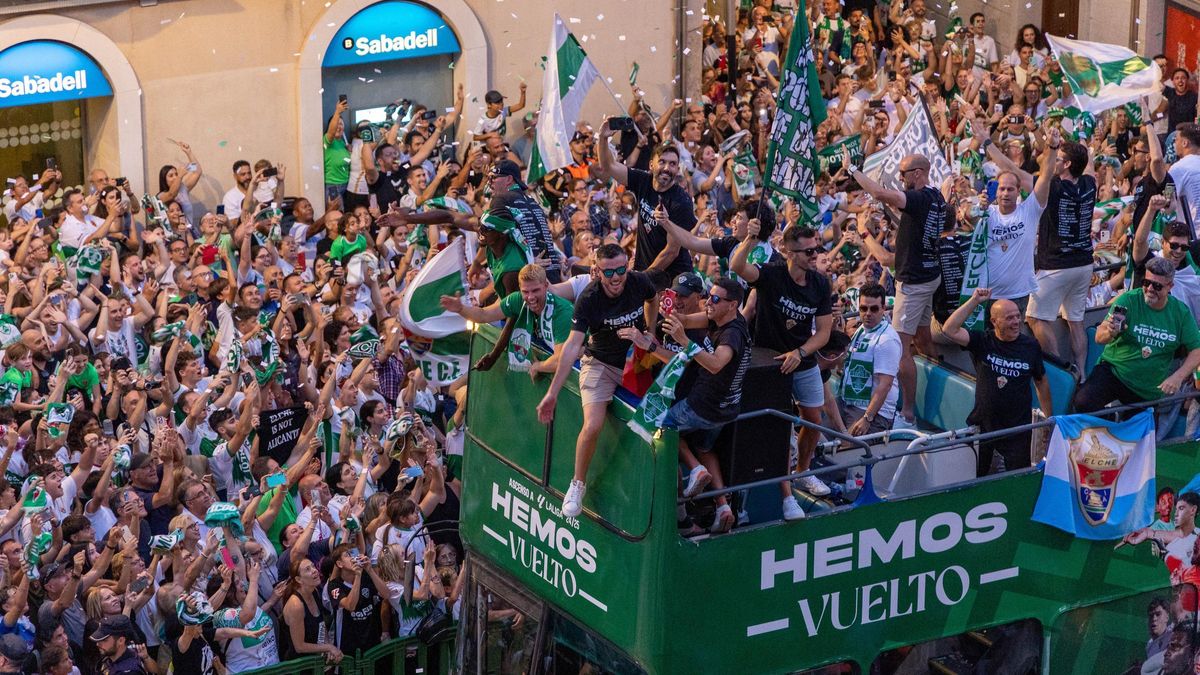 El autobús descapotable del Elche, en la plaça de Baix durante la celebración del ascenso.