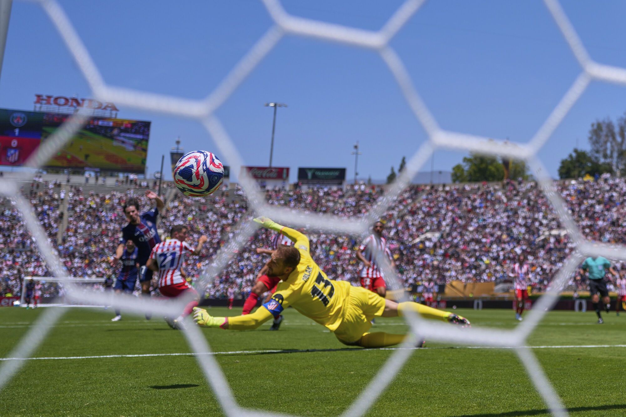Atletico Madrid's goalkeeper Jan Oblak, foreground, fails to block a shot by Paris Saint-Germain's Vitinha, background left, to score his side's second goal during the Club World Cup group B soccer match between PSG and Atletico Madrid, in Pasadena, Calif., Sunday, June 15, 2025. (AP Photo/Mark J. Terrill) Associated Press/LaPresse. EDITORIAL USE ONLY/ONLY ITALY AND SPAIN