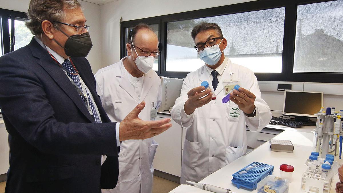 José Manuel Quesada, investigador del Imibic; Luis Manuel Entrenas, neumólogo del hospital Reina Sofía y José López Miranda, director de la Unidad de Gestión Clínica del Reina Sofía.