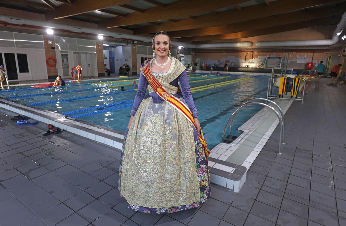 La Fallera Mayor de València visitó al piscina de Campanar, sede de entrenamientos de su club, el Aquatic Campanar.