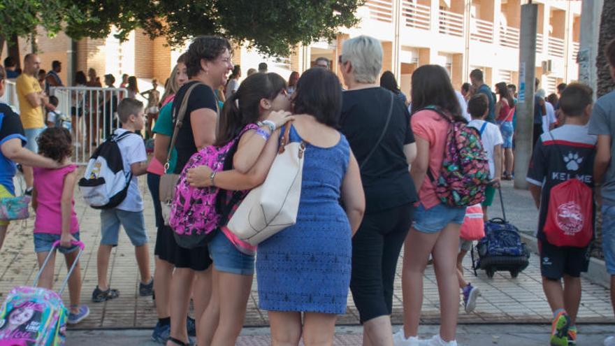 Alumnos y padres a las puertas de un colegio de Elche.