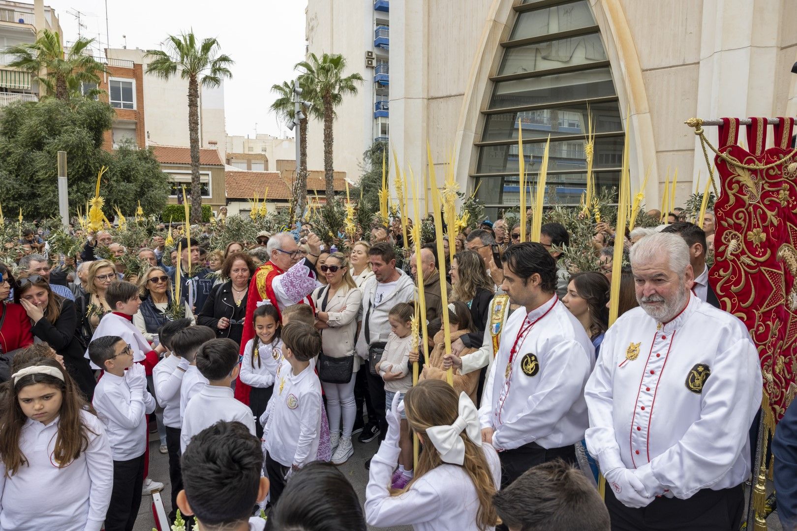 Bendición y procesión de Las Palmas en Torrevieja de Domingo de Ramos en la Semana Santa 2024