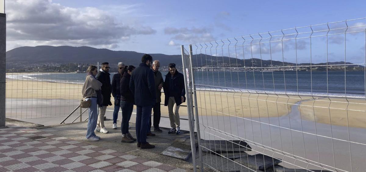 Un momento de la visita de técnicos de Costas, ayer, a Praia América y Panxón. |