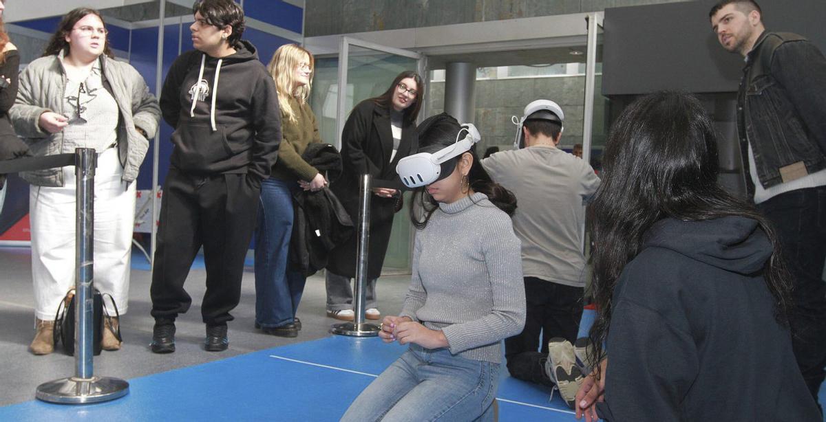 Una estudiante de FP prueba el dispositivo de realidad virtual. | IÑAKI OSORIO