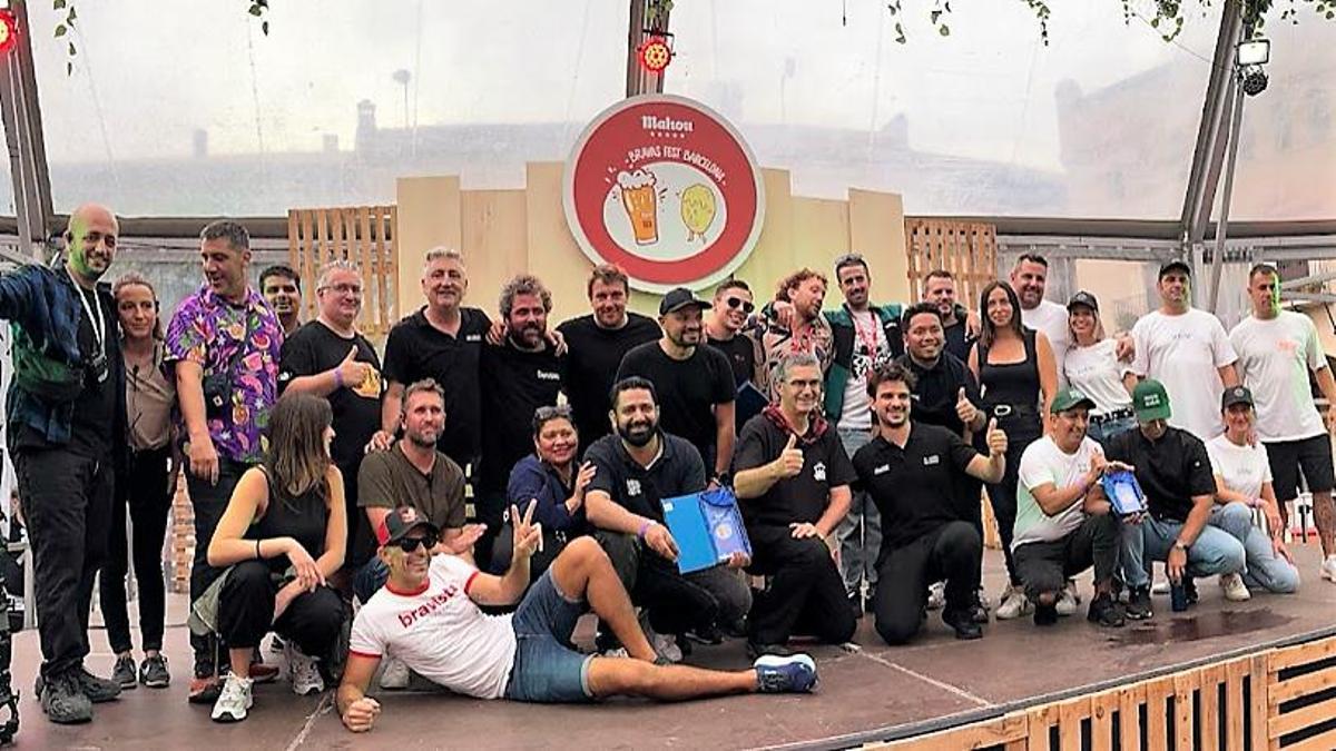Los participantes en el Bravas Fest Barcelona 2024, en el escenario donde se han entregado los premios.