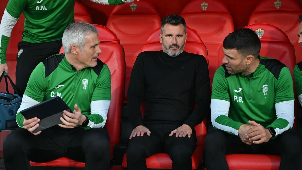 Iván Ania en el banquillo durante el partido ante el Almería