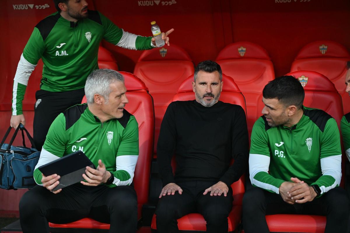 Iván Ania en el banquillo durante el partido ante el Almería