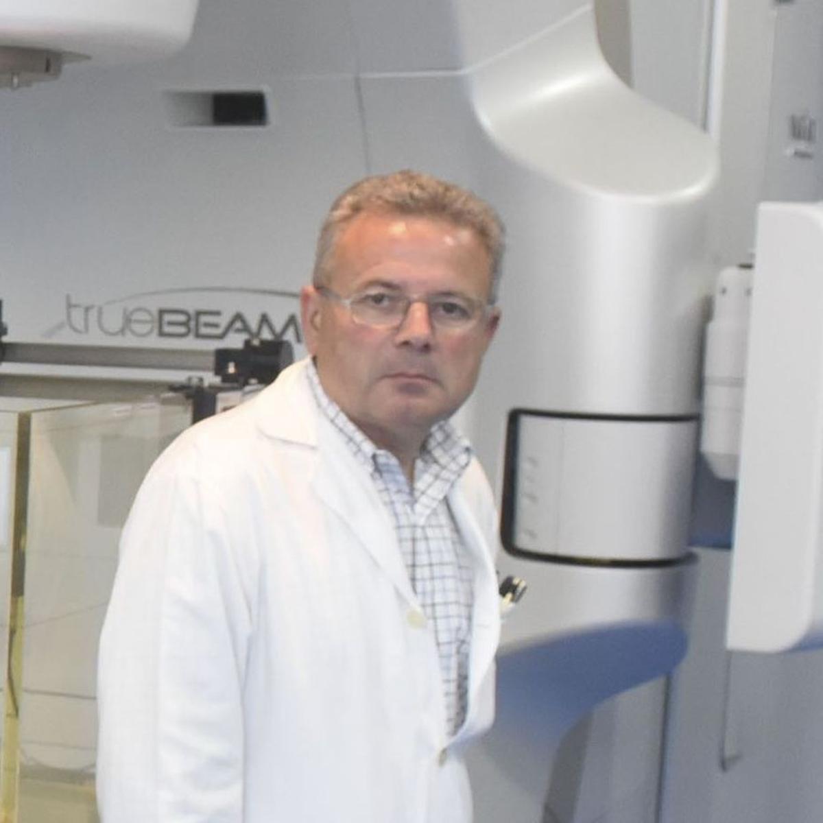 El doctor Manuel Ramos, en el Centro Oncológico de Galicia.