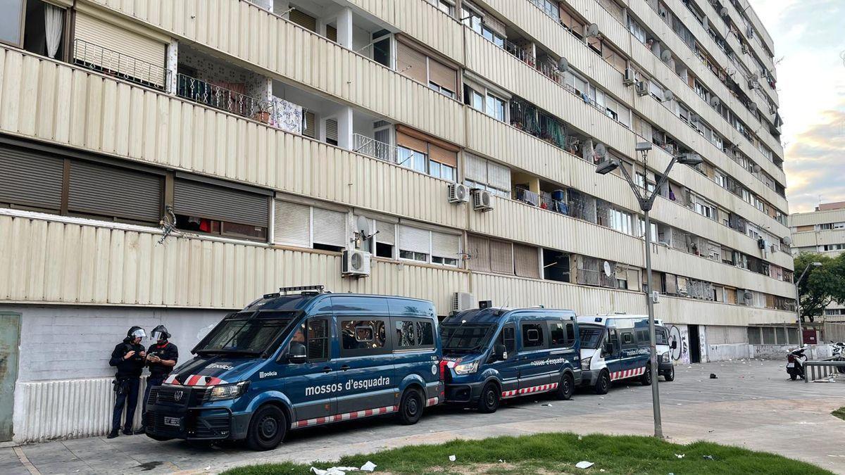 Agentes de los Mossos en la calle de Saturn, en La Mina.