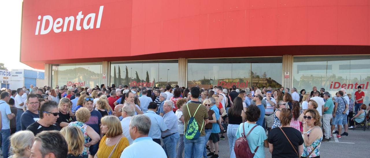 Concentración de afectados en las instalaciones de iDental en Cobatillas por el cierre inesperado de la clínica. | L.O.