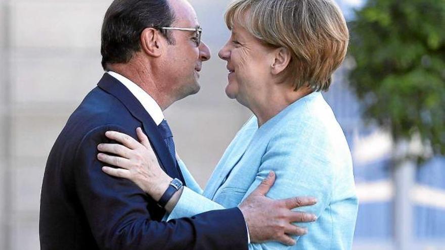 El president francès, François Hollande, rep la cancellera alemanya, Angela Merkel, al palau de l&#039;Elisi