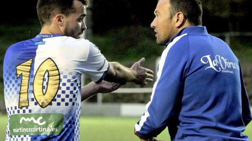 Chuchi da instrucciones a Álvaro Pozo en un partido.