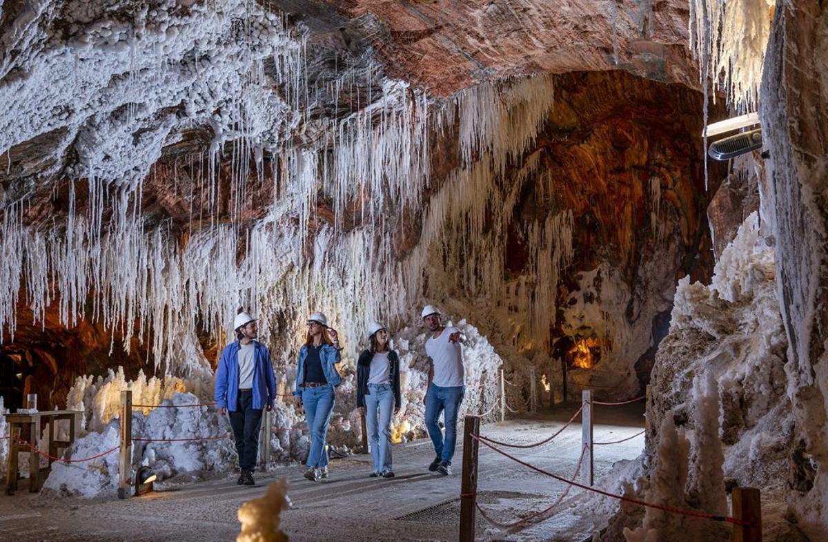 Quatre persones gaudint d’una visital a la Muntanya de Sal de Cardona
