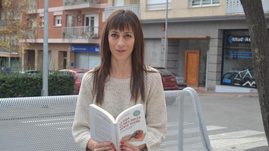 La nutricionista Sanda Ribalta amb un exemplar del seu llibre