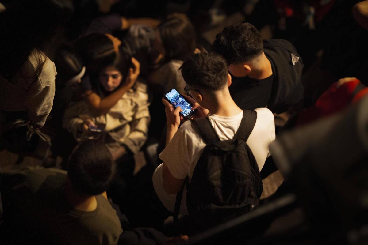 Un grupo de jóvenes, por la noche en Barcelona. Un grupo de jóvenes, por la noche en Barcelona.