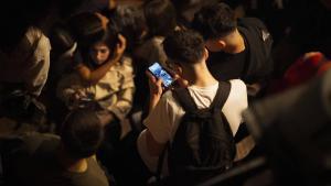 Un grupo de jóvenes, por la noche en Barcelona.