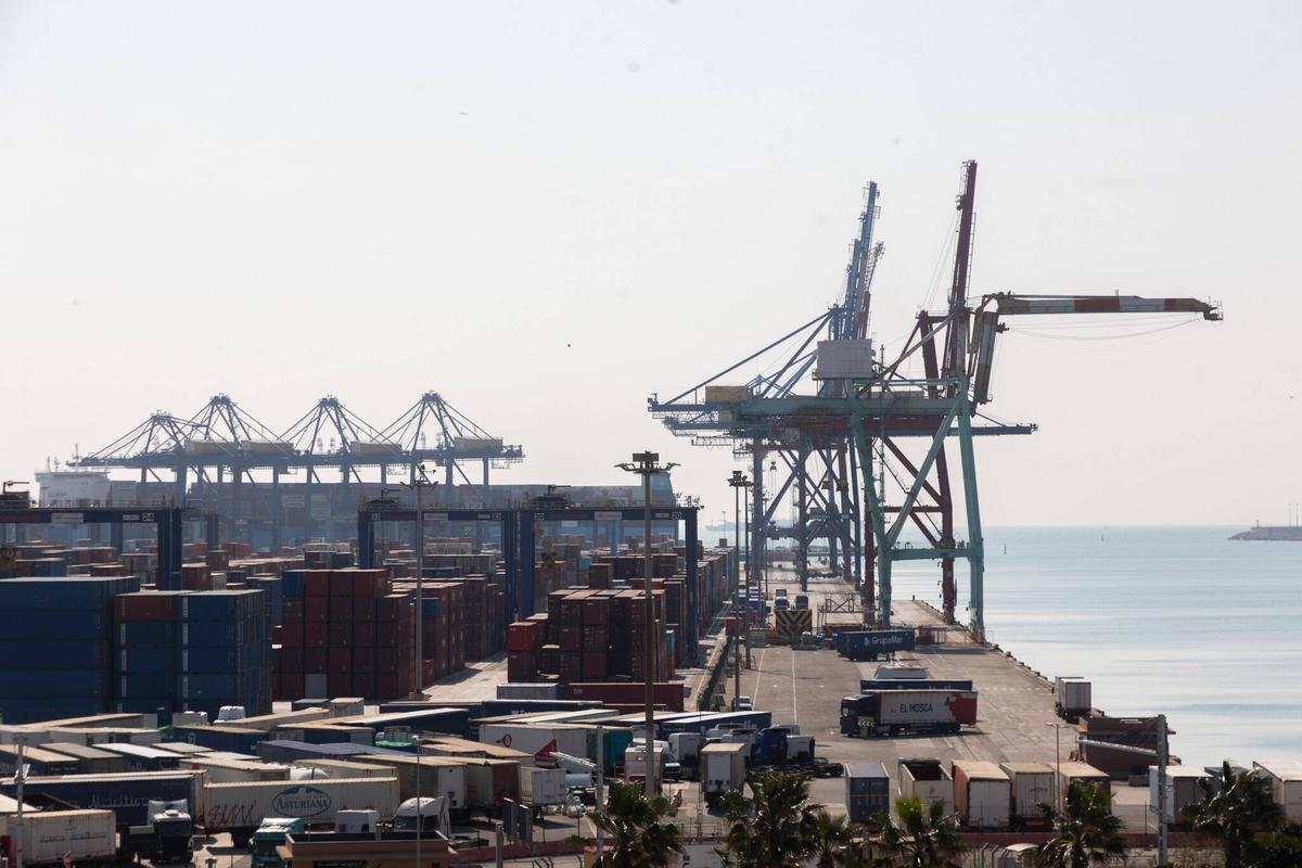Terminal de contenedores en el puerto de València