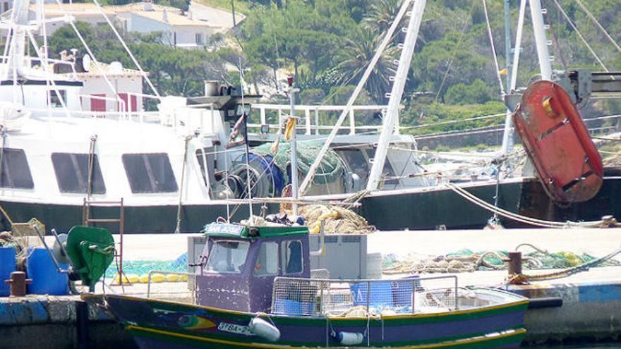 L&#039;embarcació San José, de pesca artesanal, i les més grans, al fons.