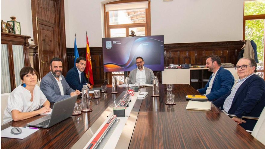 El presidente de Renfe, Álvaro Fernández Heredia, preside la mesa, con Manuel Ángel Álvarez y Javier Fernández a la derecha. | CEDIDA A LNE