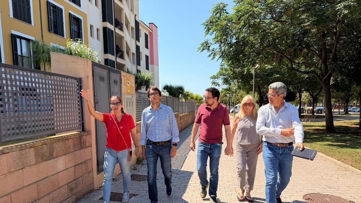 Representantes del PSOE de Palma con vecinos en Son Güells.