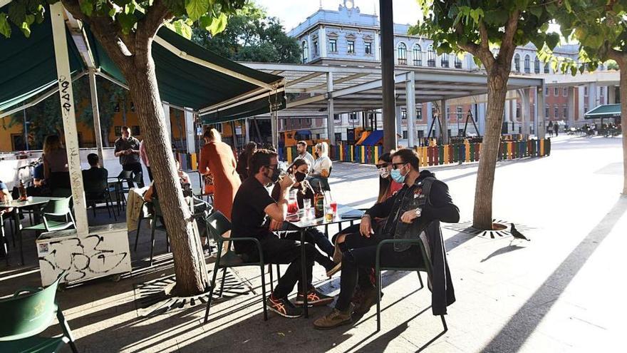 Varios jóvenes consumen en las terrazas de la Plaza de la Merced, en los alrededores de la Universidad de Murcia.