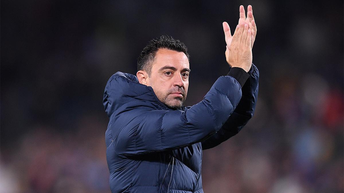 Xavi Hernández aplaude a la afición tras el partido en Australia