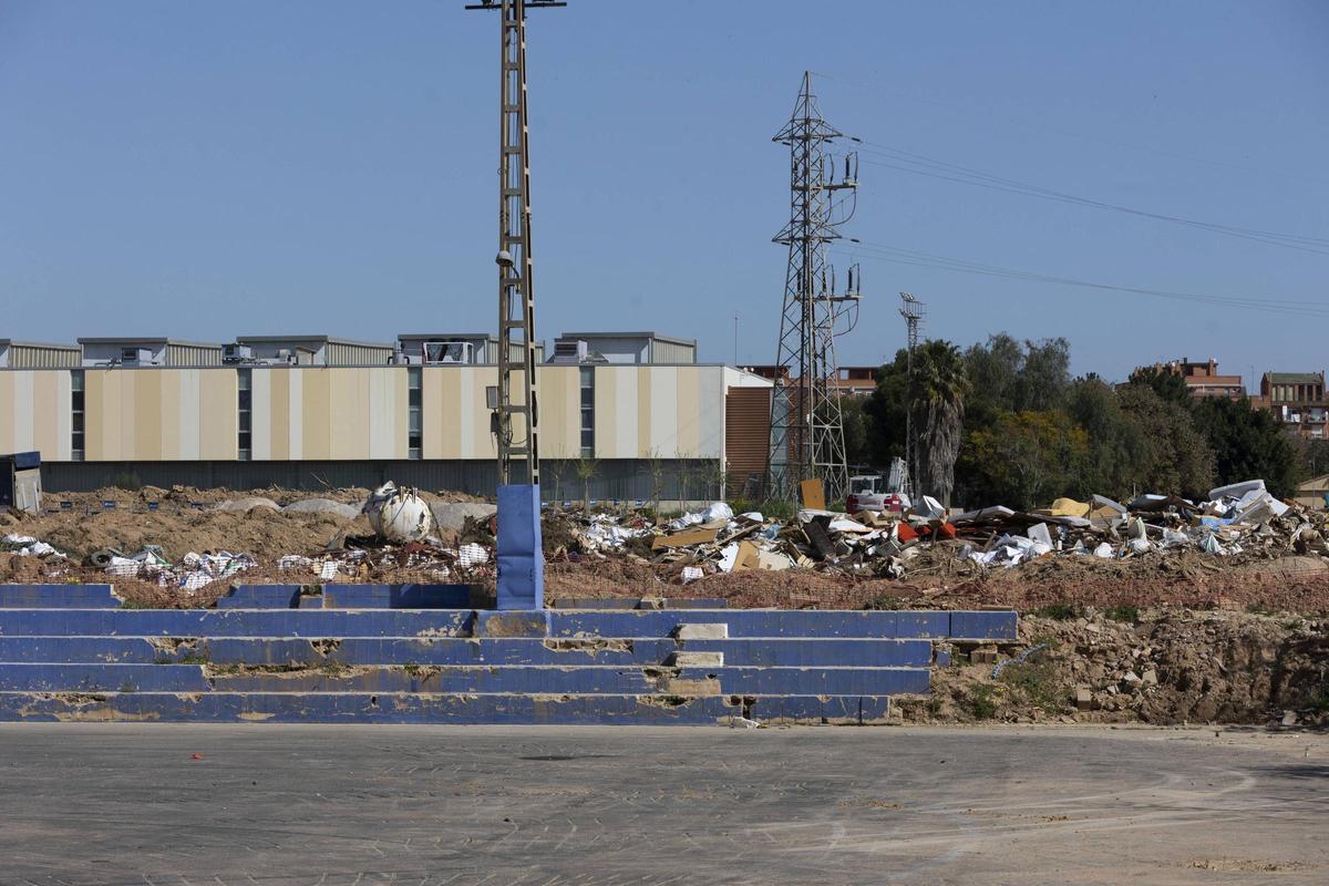 El campo de fútbol el Palleter de Paiporta seis meses después de la dana.
