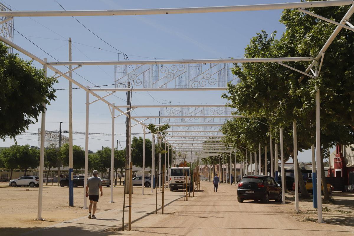 En El Arenal se intensifica el montaje de las casetas en un año en el que los coates vuelven a subir